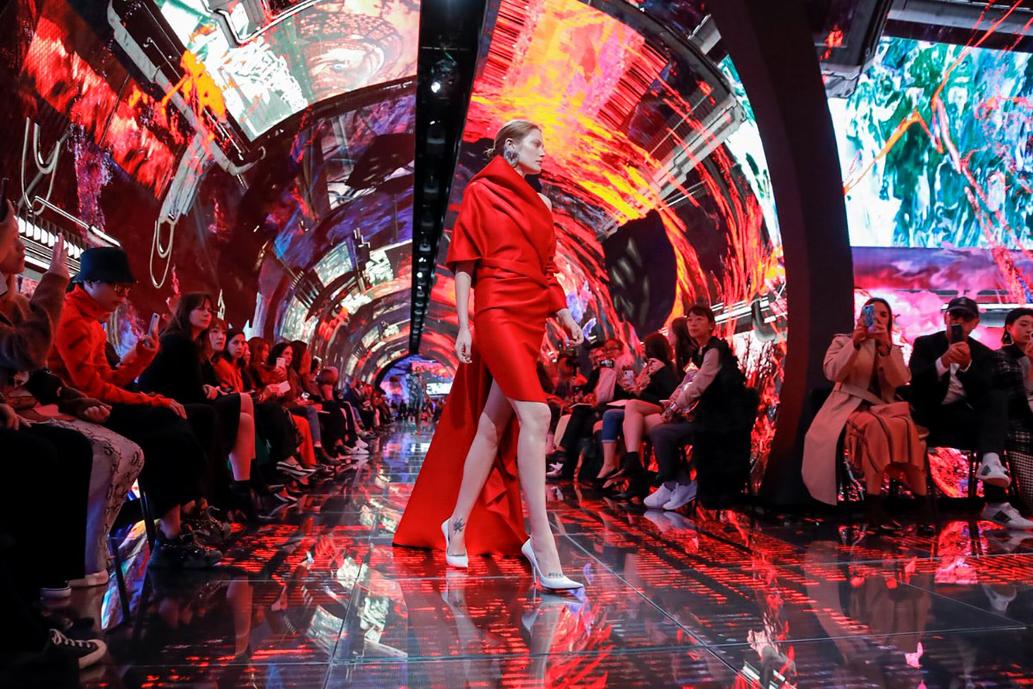 cuved led screens at paris fashion week